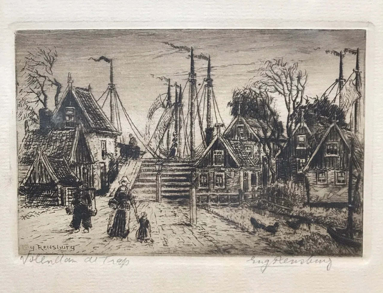Ets van Volendam met figuren in klederdracht bij de trap, met vissersschepen op de achtergrond, door Eugène Rensburg